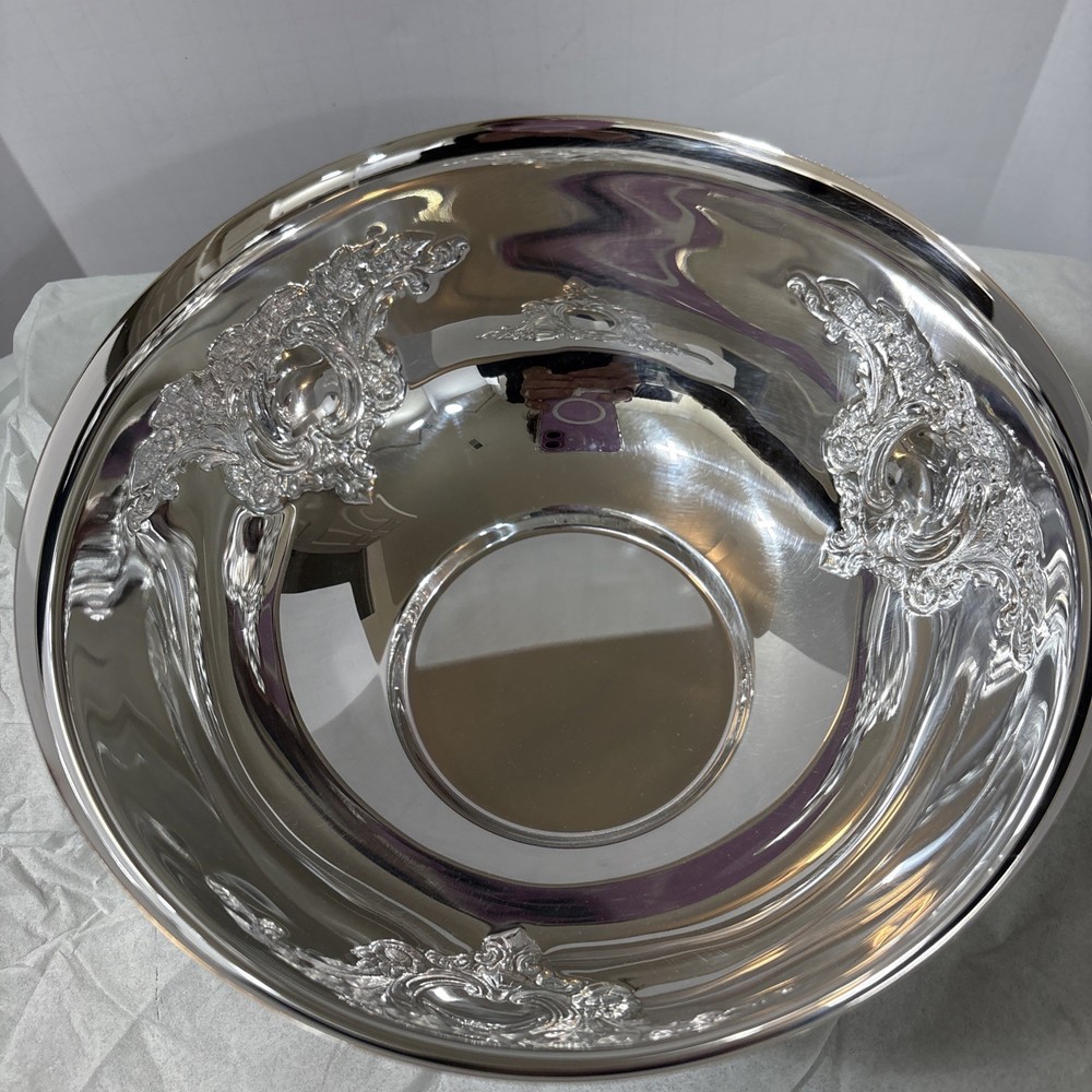 Oneida - Castle Court Round Bowl 8" Silverplate Bowl with plastic liner-used