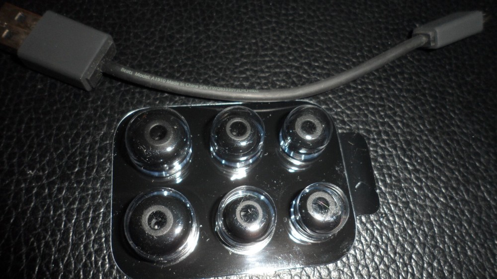 Beats Replacement Ear Buds Tips for Powerbeats 2 / 3 / Wireless with Cable Black