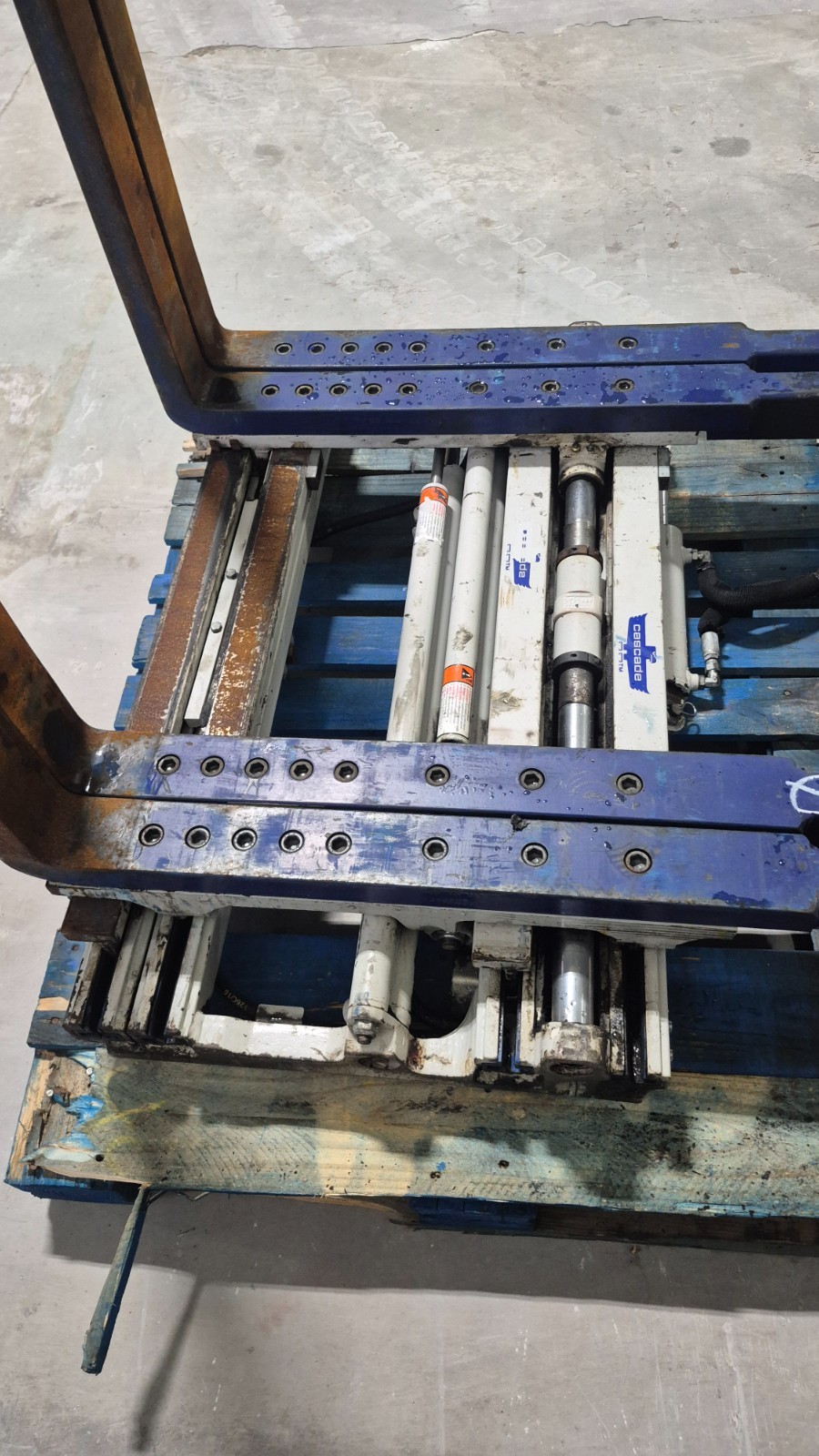 25G-FDS-591 Cascade Single–Double Pallet Handler Class 2 with 42 Inch Forks