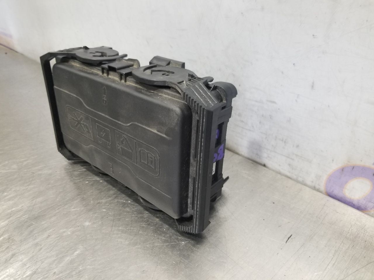 25 CHEVY MALIBU RS FUSE BOX 1.5L ENGINE 42830286