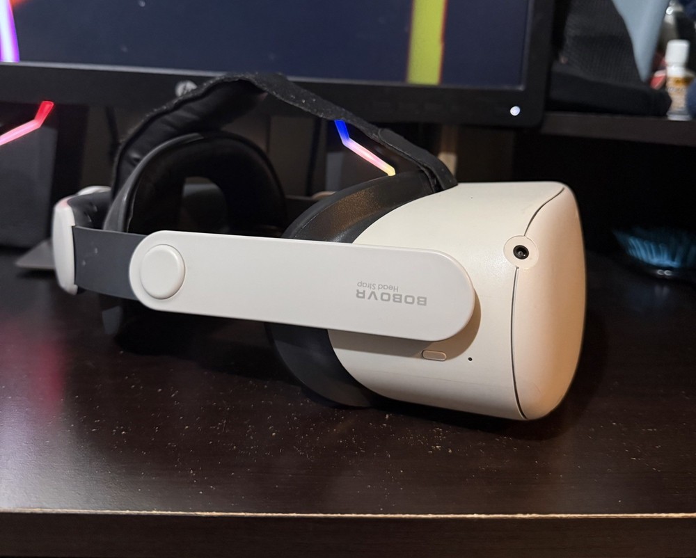 Oculus Quest 1 Virtual Reality Headset (No Controllers, with Head Strap) Used