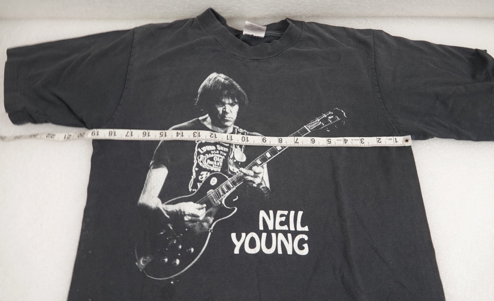 VINTAGE T-SHIRT USA SIZE LARGE NEIL YOUNG WEARING A LYNYRD SKYNYRD TEE 1990'S