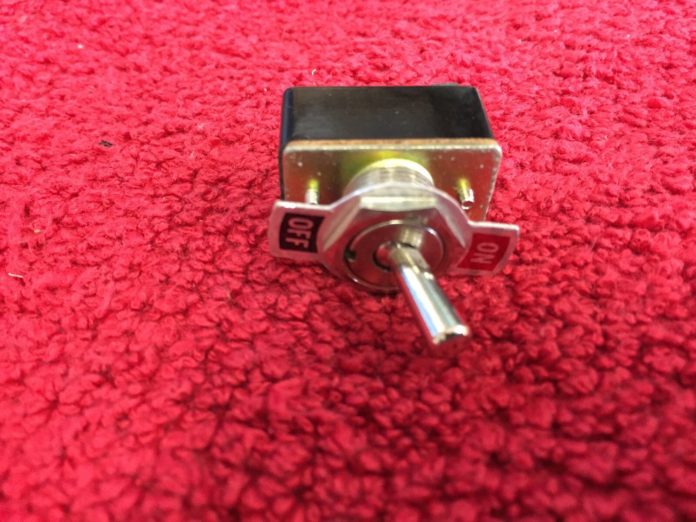 M-128 SPST ON-OFF TOGGLE SWITCH NOS