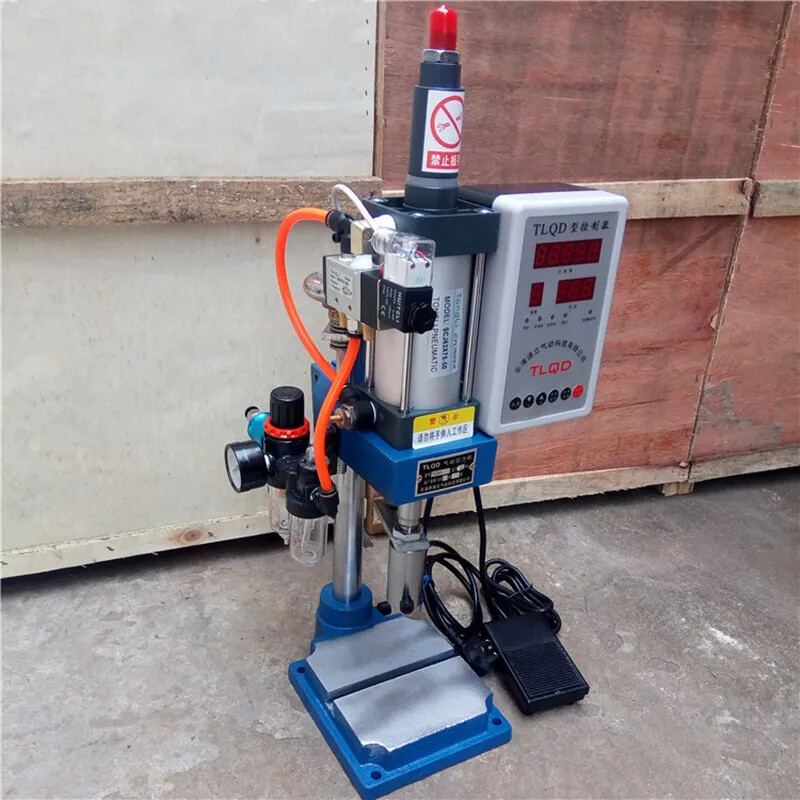 200kg Single Column Type Pneumatic Press Machine 15*13.5cm Type Punch