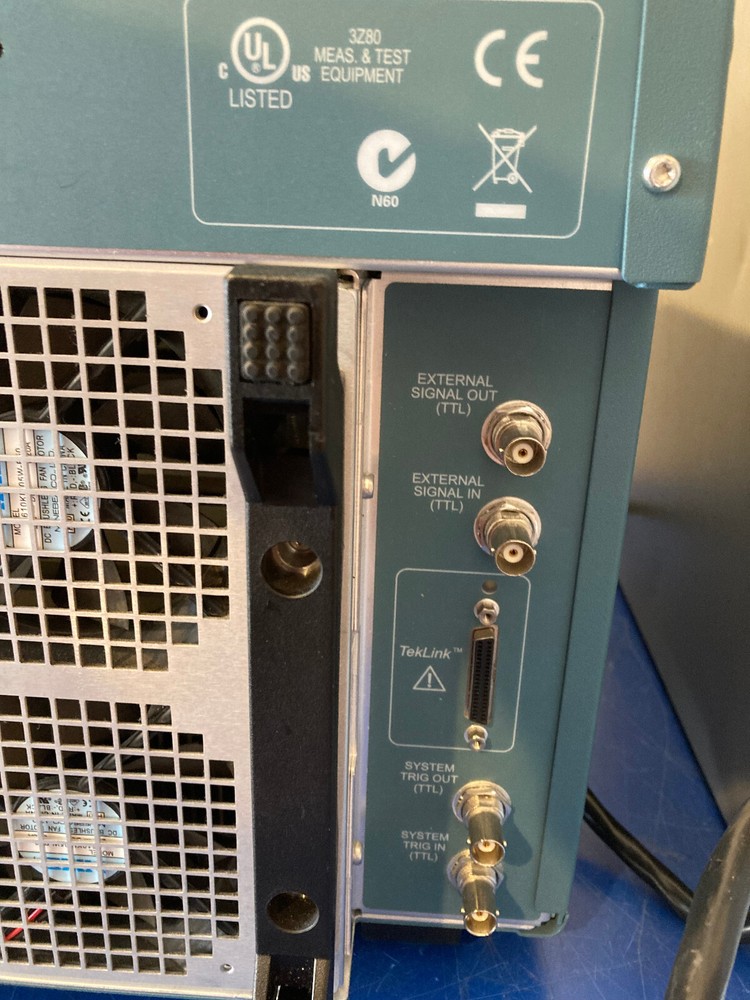 14862 Tektronix TLA 7012 logic analyzer portable mainfram