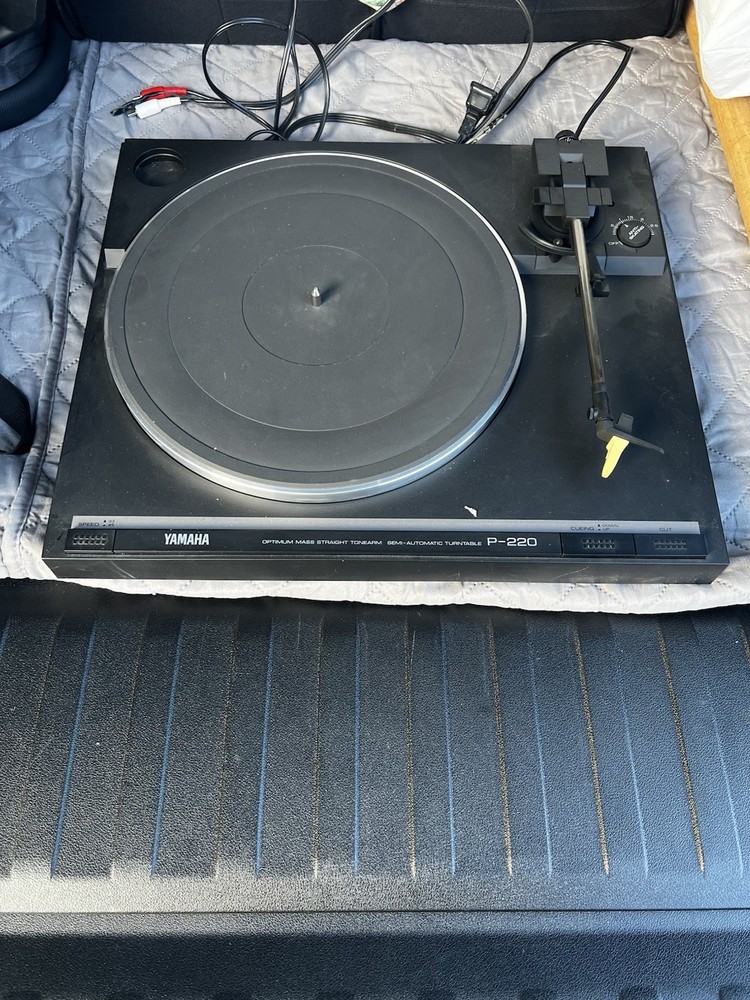 Yamaha Semi-Automatic Turntable P-220 - Read