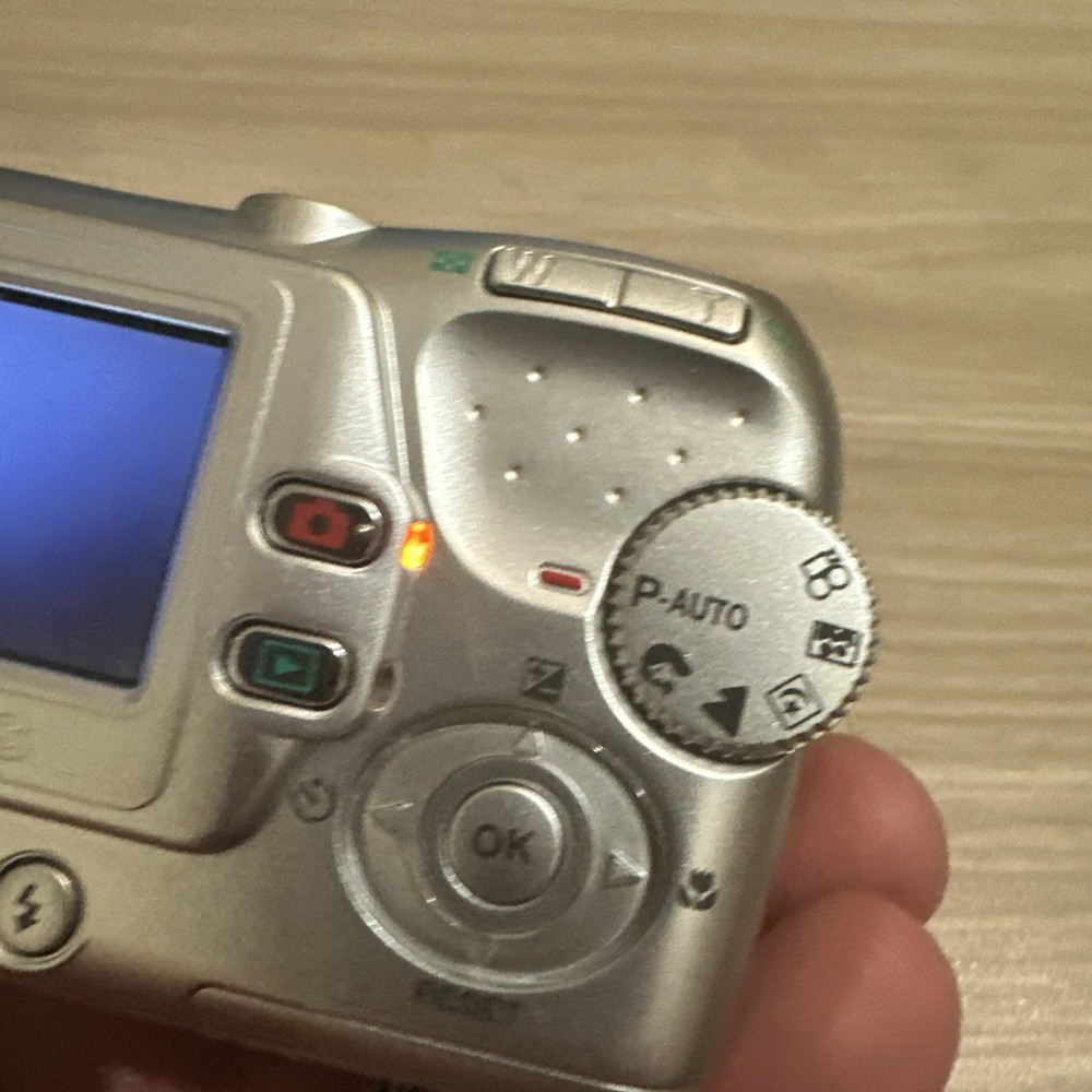 Olympus FE-100 4.0MP Compact Digital Camera Silver read description