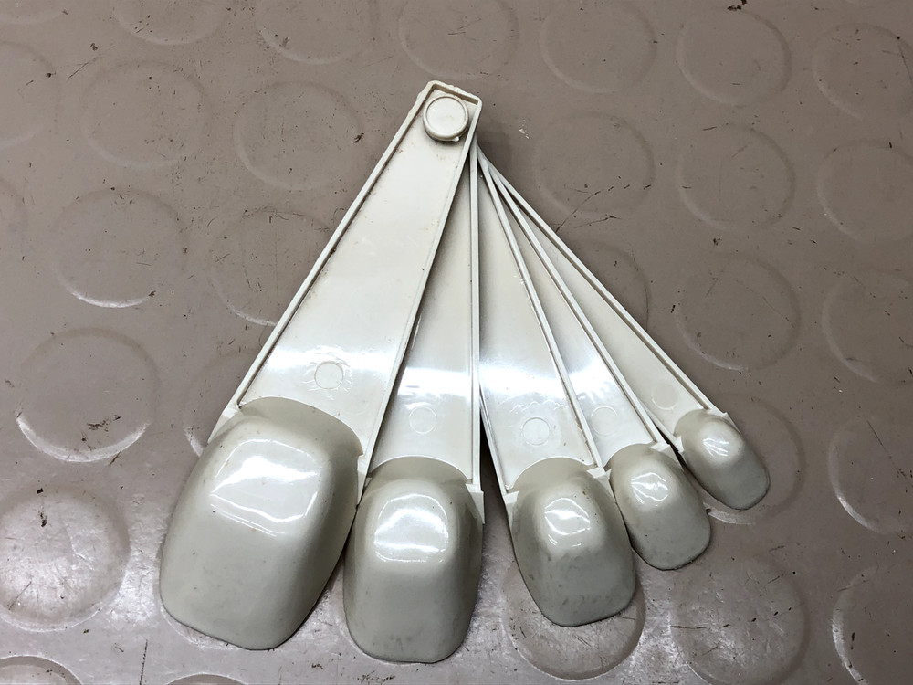 Vintage WHITE Measuring Spoons Ring Set