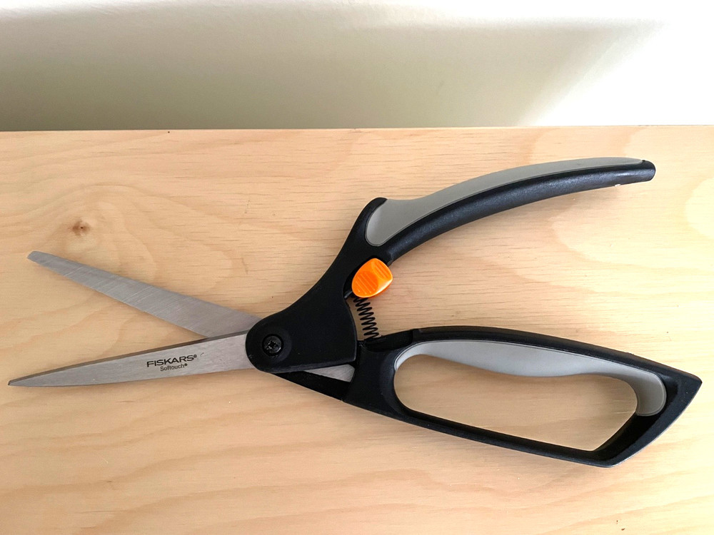 FISKARS Gentle Spring Assist Sewing Scissors Softouch Grip Locking Shears EUC