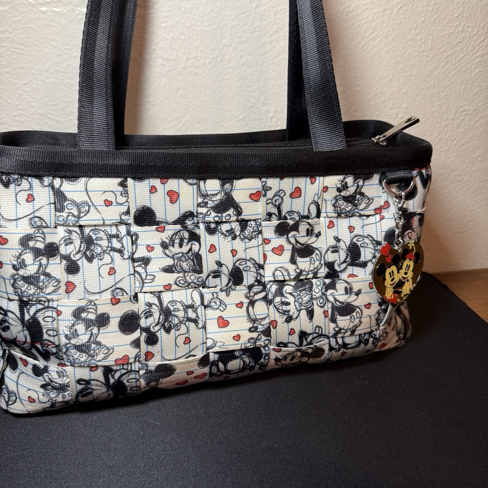 Harveys Disney Couture Minnie & Mickey Love Kiss Sketch Seatbelt Bag NWOT