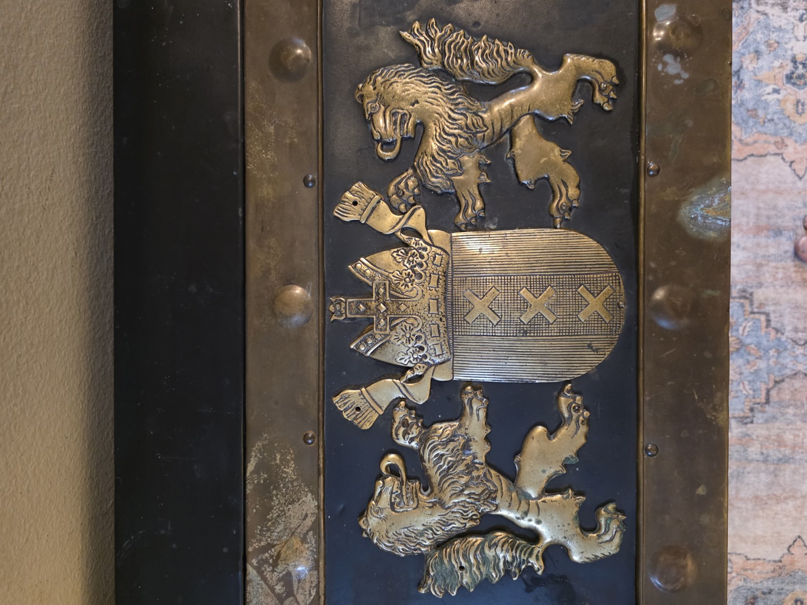 RARE ANTIQUE 19TH C CONTINENTAL BRASS BOUND KINDLING BOX W ARMORIAL. VERY HEAVY