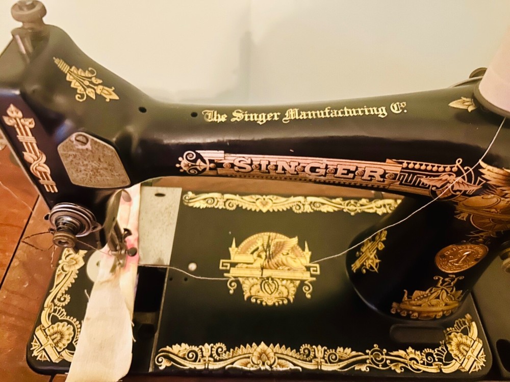 Beautiful singer sewing machine vintage