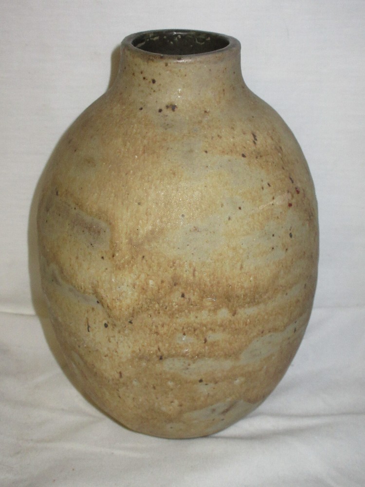 Handmade Pottery Vase LOVELY signed (GR).
