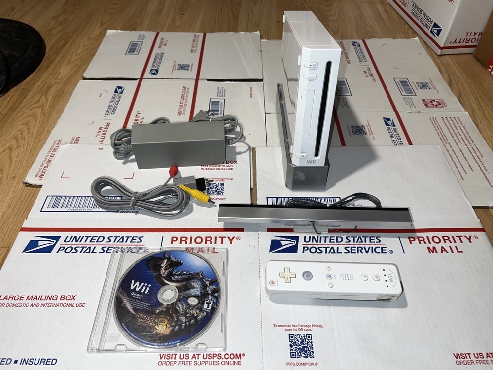 White Nintendo Wii Bundle #2 With Monster Hunters 3