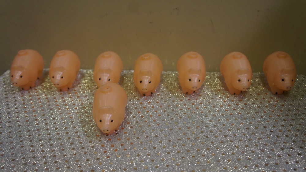 8  Plastic Pig String Light Set Party Decoration no light strings pigs only 3"