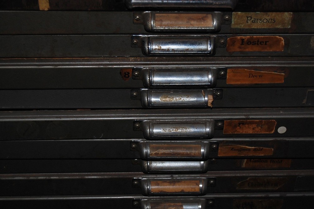 Type cabinet 24 draws bookbinding hot stamping full with type