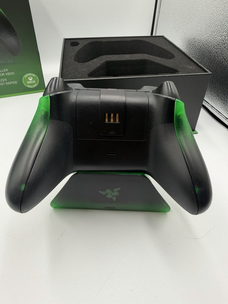 GC505 RAZER WIRELESS CONTROLLER & QUICK CHARGING STAND FOR XBOX- USED