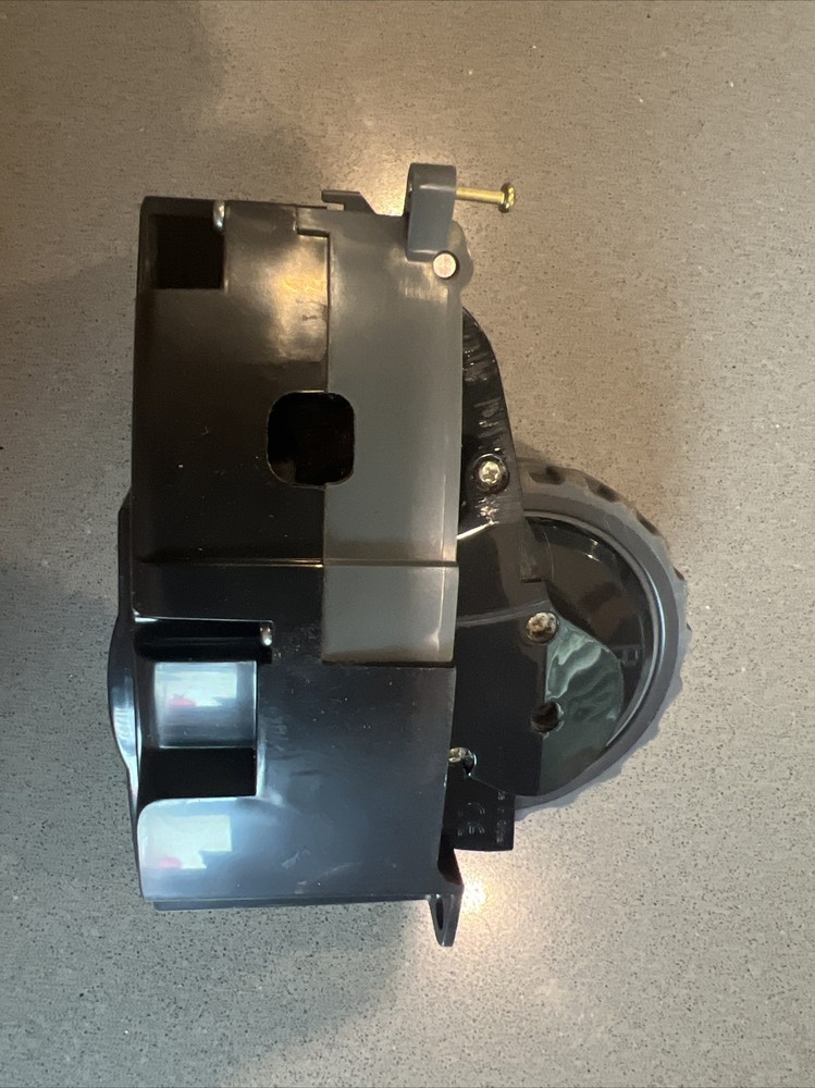 iRobot Replacement Right Wheel for Roomba i3 i4 i7 i7+ i8 i3 i6+ Plus e5 e6 e7