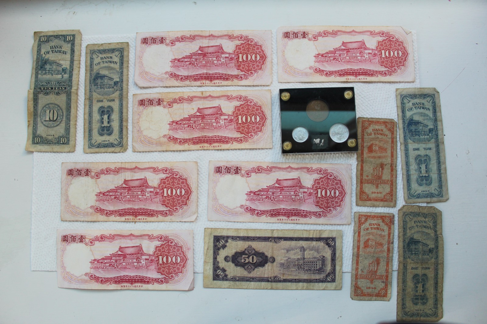 China (Taiwan) Banknotes and coins, 100Y (6), 50Y (1), 10Y(1), 1Y (2), 50C (2)
