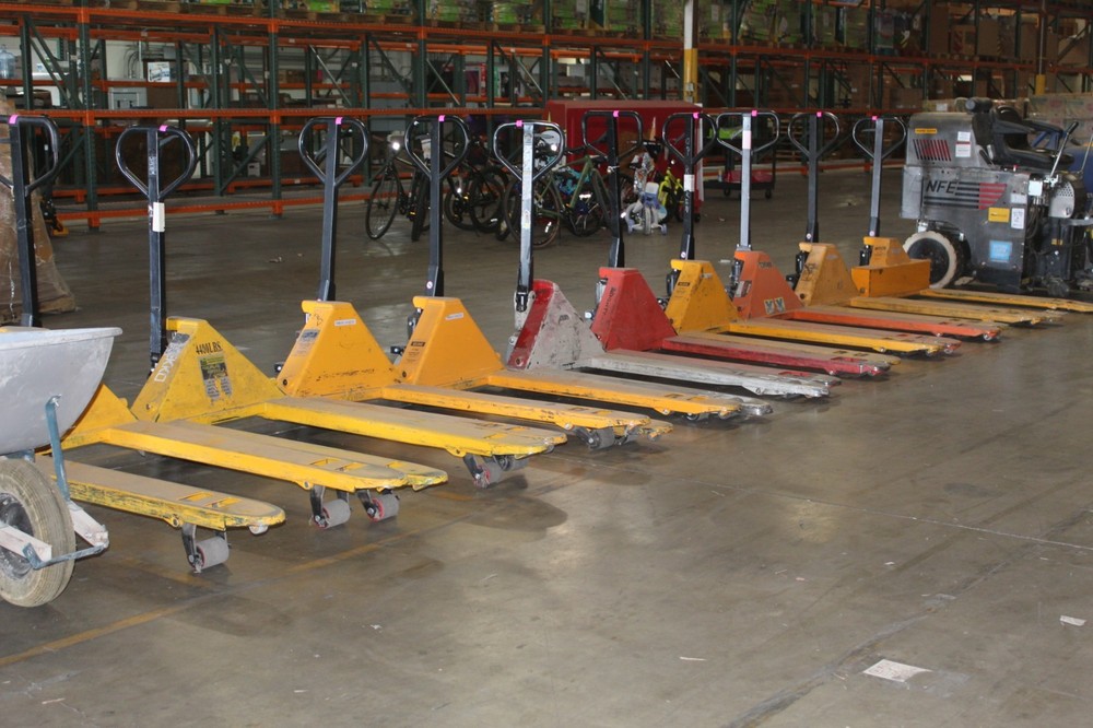 Manual hand pallet jack