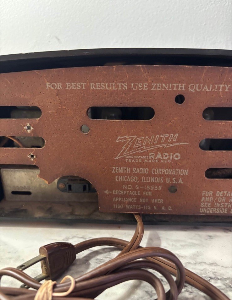 1952 Zenith J-616W The Owl Eyes Telechron Clock 6 Tube AM Radio Green & Yellow