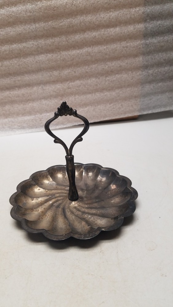 8" Silver Plated Scalloped Edge Design Candy Dish with Handle (M)