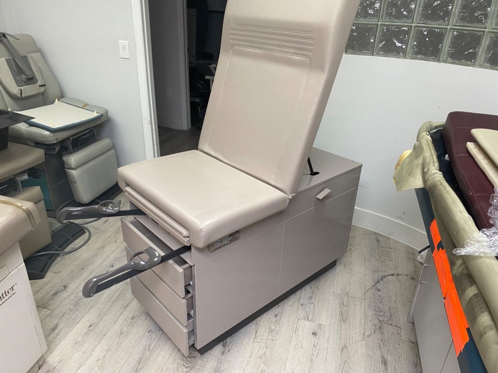 Midmark 104 exam table