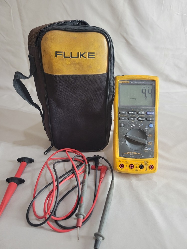 Fluke 789 ProcessMeter Process Calibrator with Test Leads and Carry Case