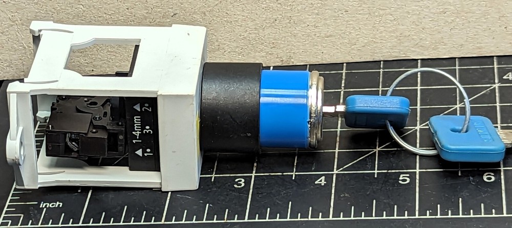 Siemens 22MM Key Switch Blue Plastic Round Actuator Key-Operator NEW [B8BC]