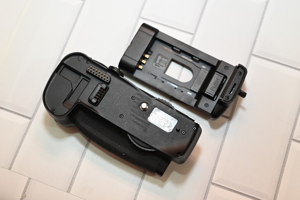 Nikon OEN MB-D10 Multi-Power Battery Pack