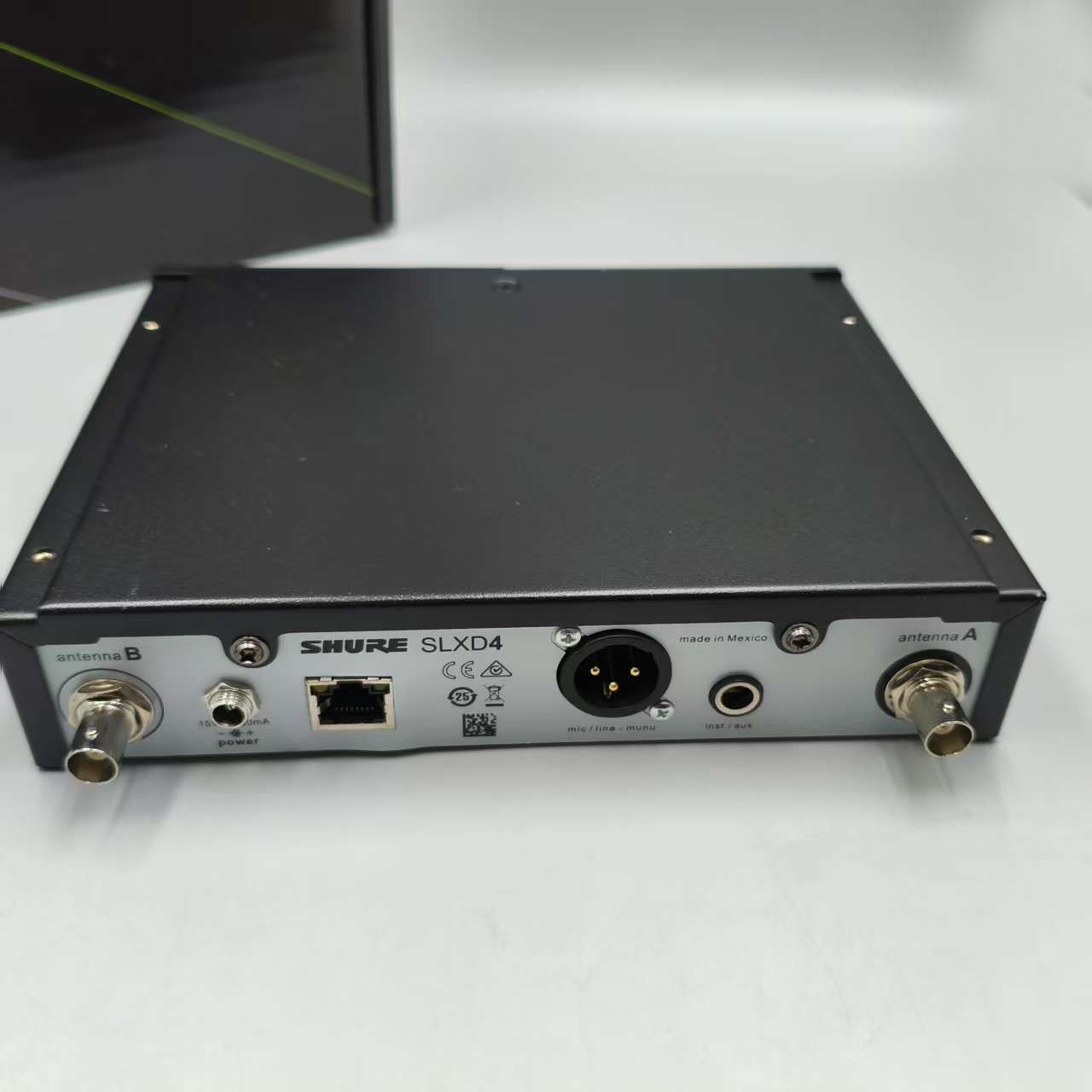 SLXD24D/SM58 Digital Wireless Microphone System with SM58 Capsules Shure