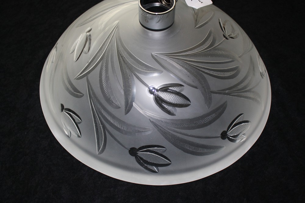 VITRAFORM Large Undermount Sink With Chrome Overflow Hardware Tulip Pattern