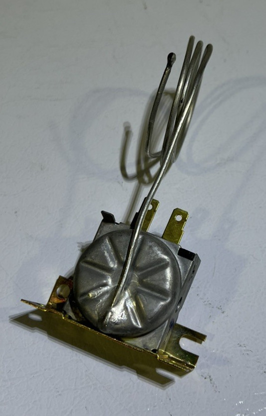 John Deere OEM Switch Assembly A/C Thermostat RE198074 (NEW)