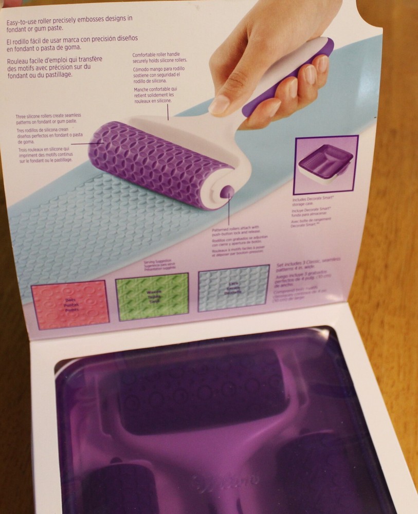 Wilton ~ PATTERN EMBOSSER #1907-1017 (1 Handle, 3 Rollers) & Bonus Storage Case