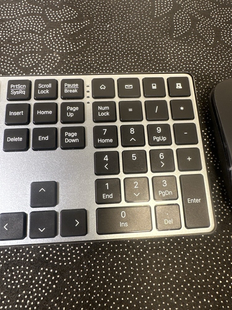 Premium slim layout with number pad + USB dongles – includes charging cable