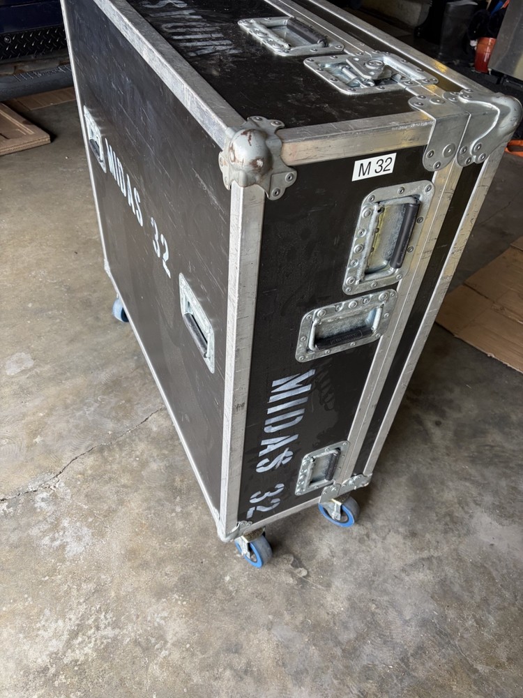 Flight Case For Midas M32 With Doghouse And Wheels