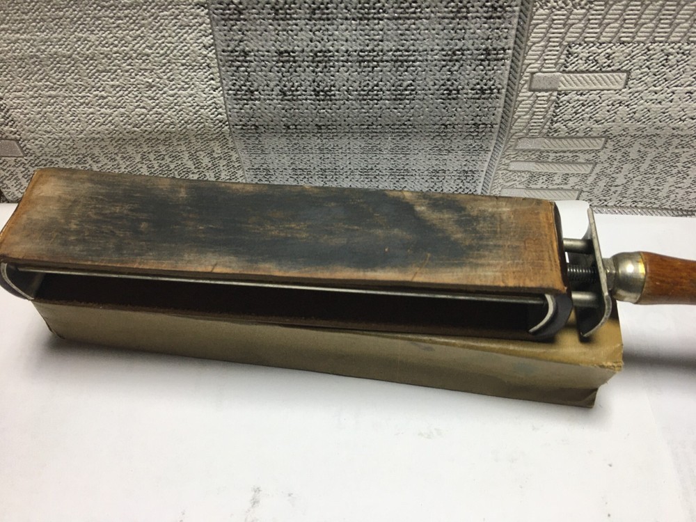 VINTAGE ANTIQUE STRAIGHT RAZOR STRAP LEATHER STRAP BARBER SHARPENER