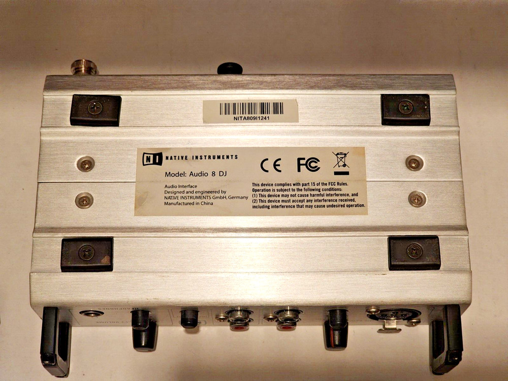 🔥Traktor Scratch Pro 2 Audio 8, software, x4 control vinyl w/ box OG cables