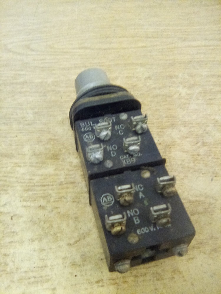 Allen Bradley 800T-XB9 Selector Switch "NO KEY"