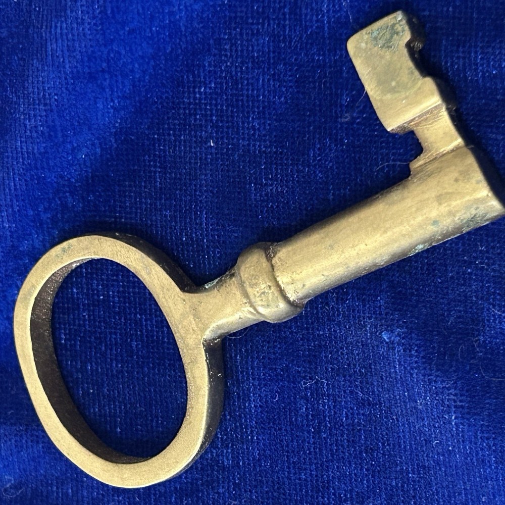 Antique Brass Skeleton Solid Barrel Key Collectible Decor/323j