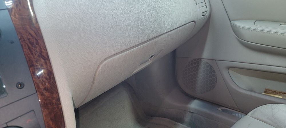 06 Cadillac DTS Console Front Floor