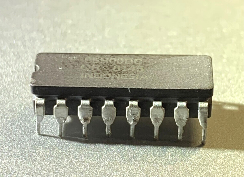 Fairchild 95H00-DC ECL Four Bit Universal Shift Register Vintage IC