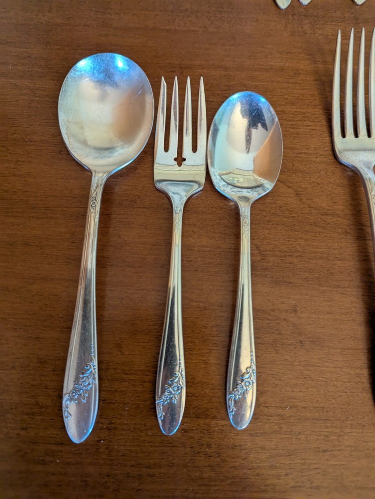 36-VINTAGE ONEIDA QUEEN BESS II SILVERPLATE SILVERWARE