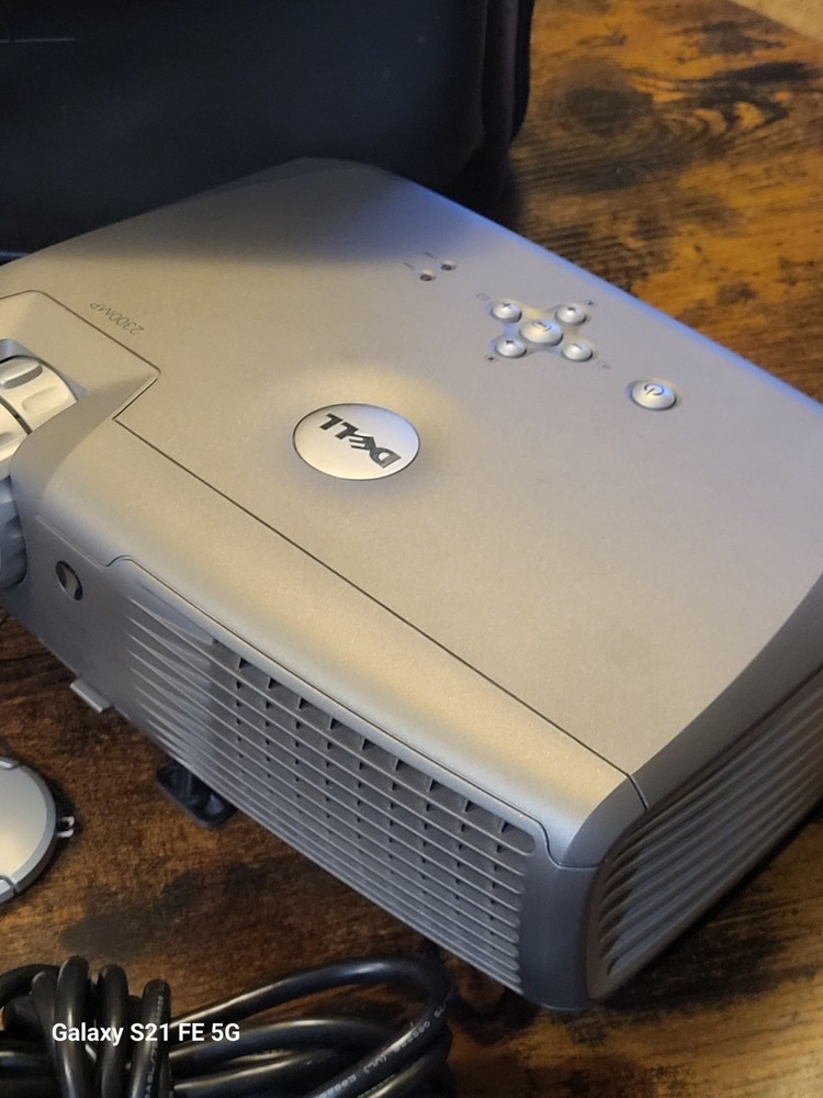 DELL Projector Model 2300MP with Super Duty Case W/ Remote Untested