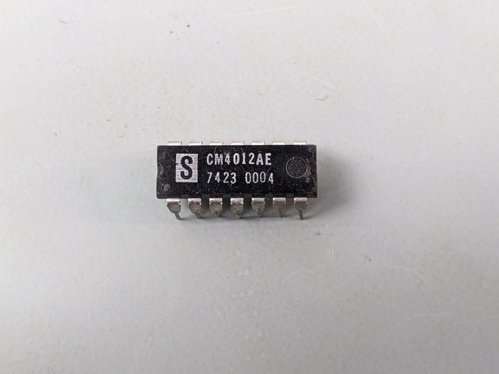 (2) Solidev CM4012AE Dual 4-Input NAND Gate ICs