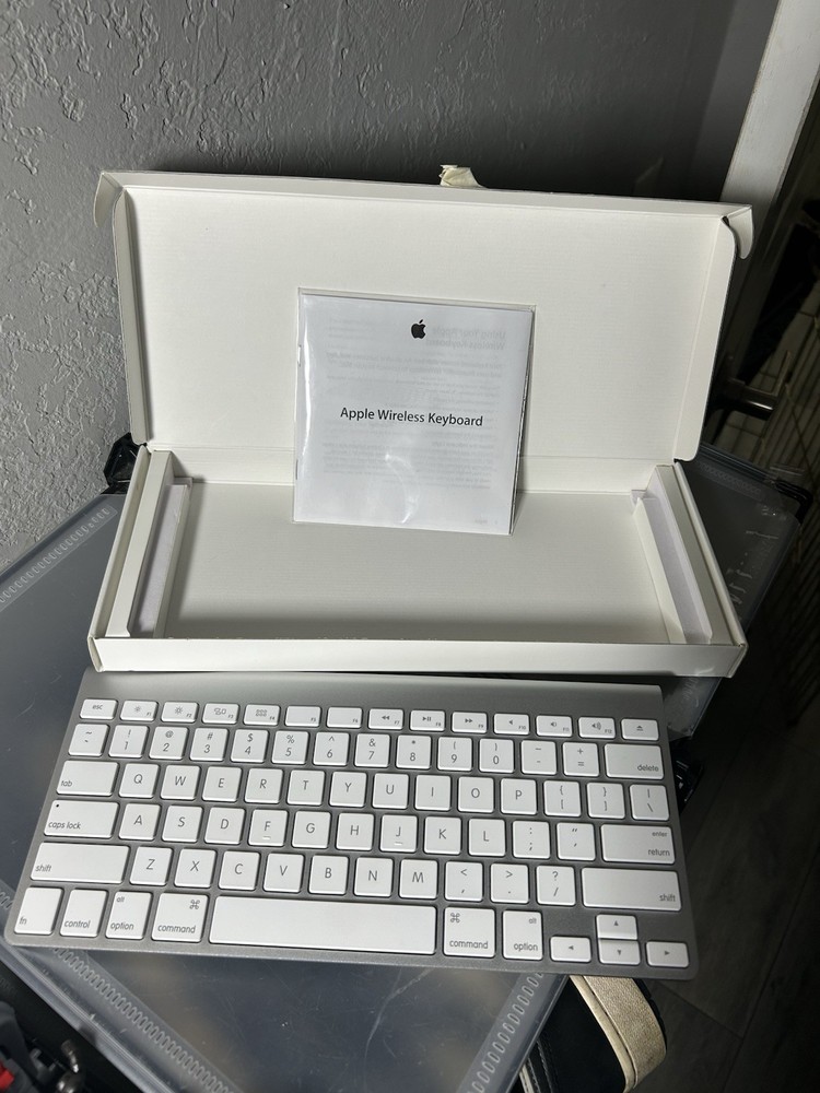 Apple Magic A1314 Bluetooth Wireless Aluminum Keyboard Silver Tested Working
