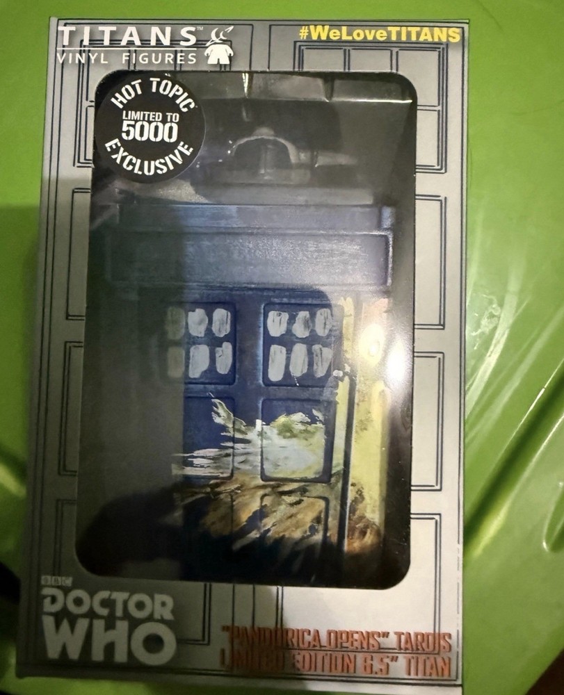 Doctor Who Titans 5000 Piece Hot Topic Exclusive Tardis Exploding
