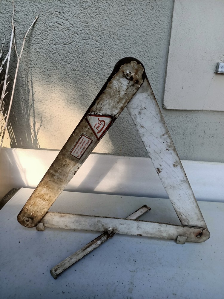 Vintage Car Triangle