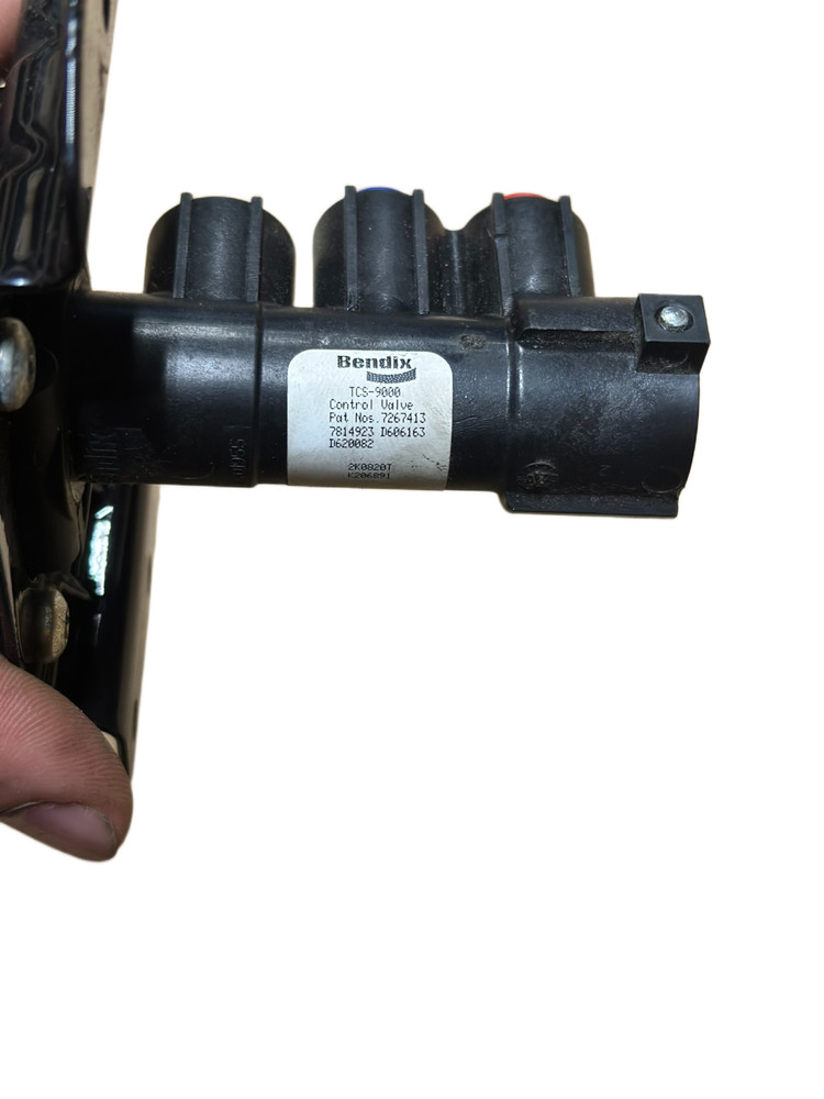 Bendix K207102 TCS-9000 Trailer Control Valve, Positioning
