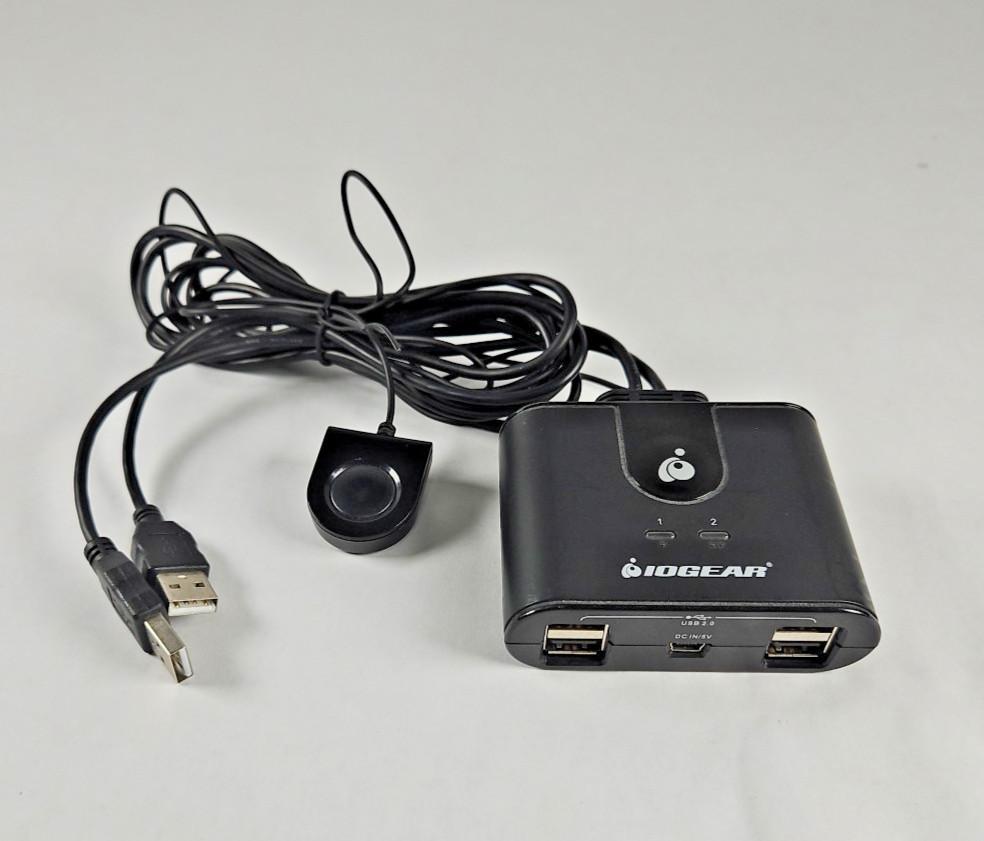 IOGEAR GUS402 2x4 USB 2.0 Peripheral Sharing Switch
